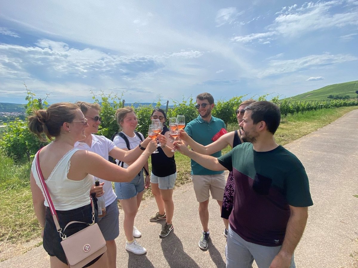 Team bei der Weinwanderung in den Weinbergen der Pfalz